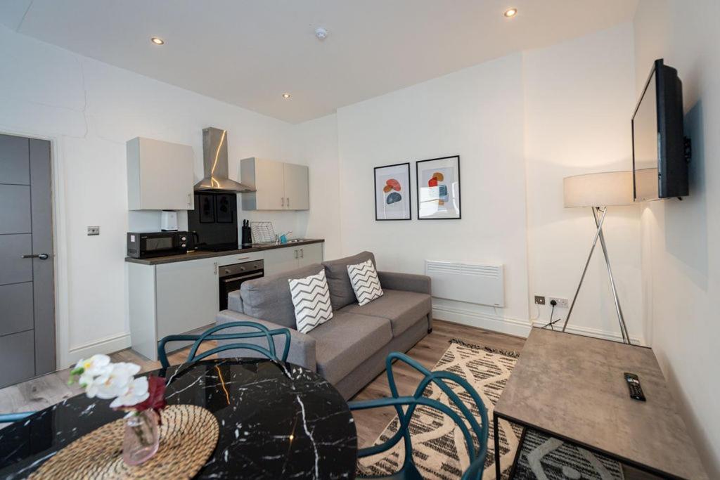 One Bedroom In Centre Apartment *