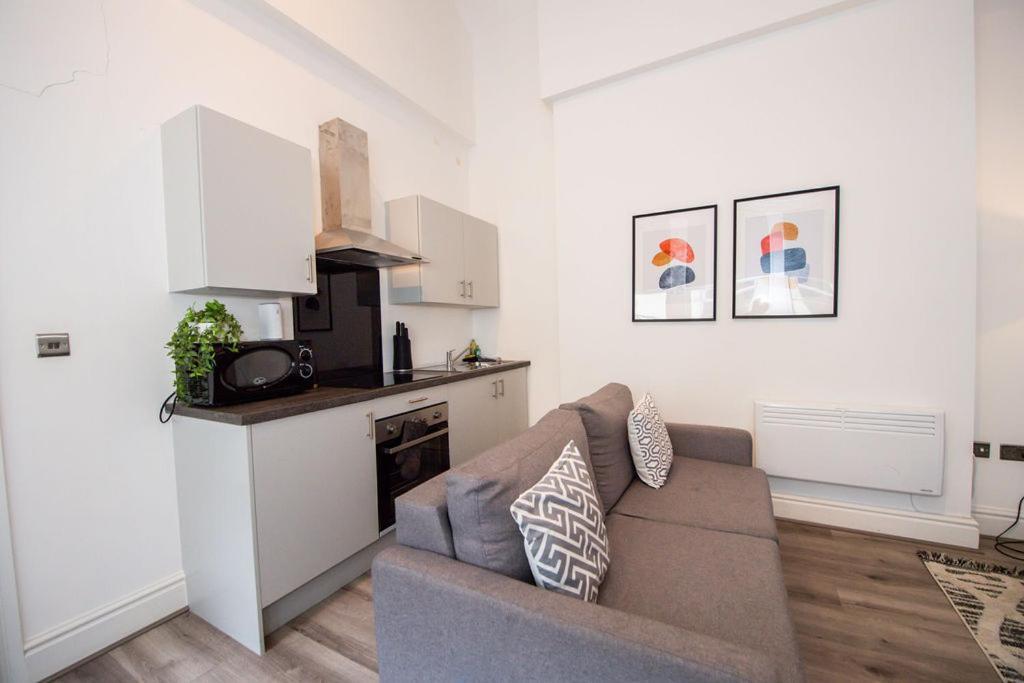 One Bedroom In Centre Apartment *