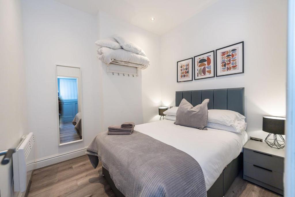 One Bedroom In Centre Apartment *