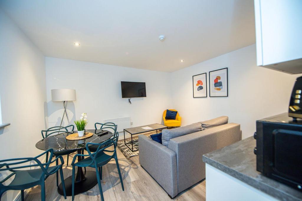 One Bedroom In Centre Apartment *