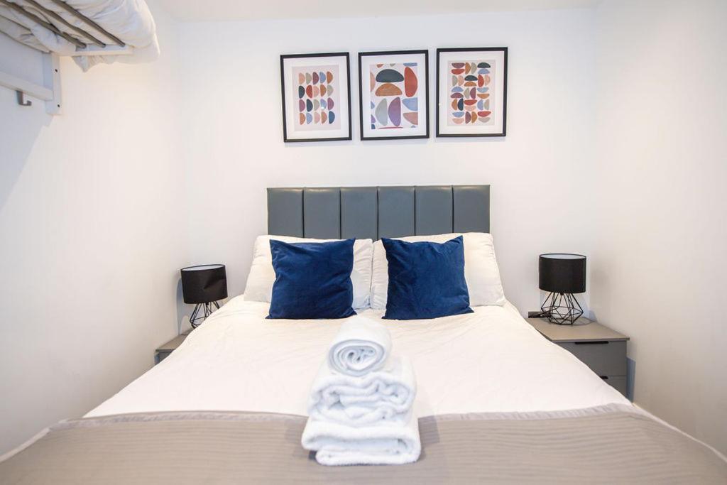 One Bedroom In Centre Apartment *